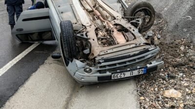 Kadir AYDIN/ MALATYA, (DHA)- MALATYA'nın Doğanşehir ilçesinde sürücüsünün direksiyon hakimiyetini