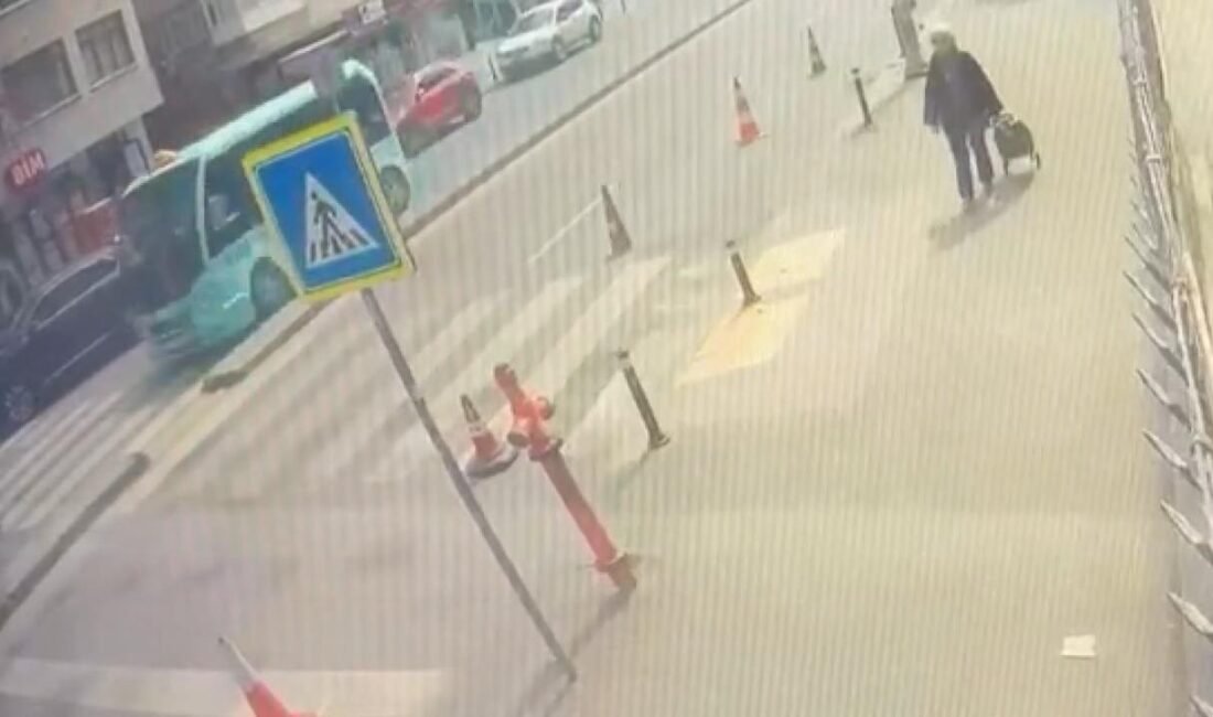 Esra GÜNTEPE /İSTANBUL (DHA) Maltepe’de yaya geçidinde yolun karşısına geçmeye