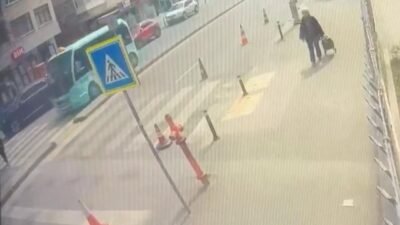 Esra GÜNTEPE /İSTANBUL (DHA) Maltepe’de yaya geçidinde yolun karşısına geçmeye