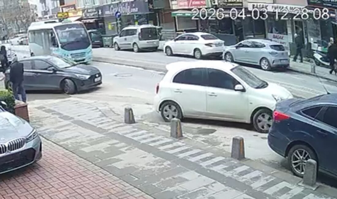 Murat SOLAK / İSTANBUL, (DHA)- MALTEPE'de caddede seyir halindeki yolcu