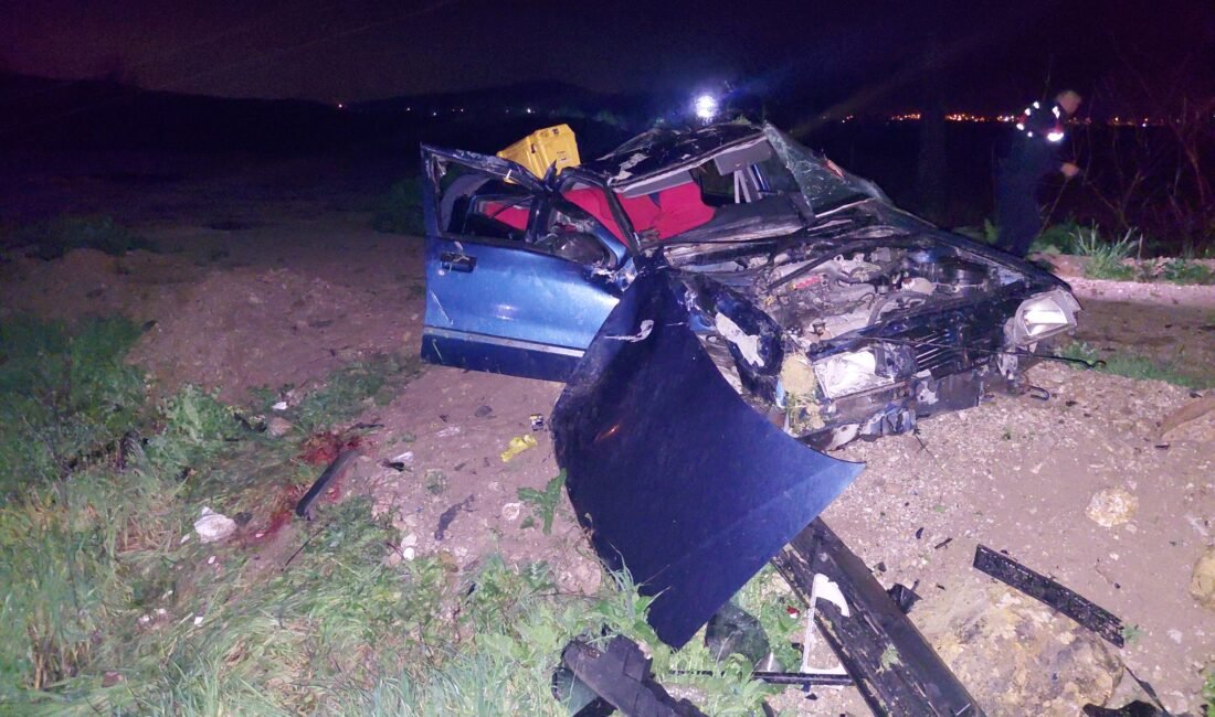 Evren ŞAKI/ KIRKAĞAÇ(Manisa), (DHA)- MANİSA’nın Kırkağaç ilçesinde otomobilin şarampole yuvarlandığı