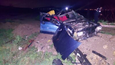 Evren ŞAKI/ KIRKAĞAÇ(Manisa), (DHA)- MANİSA’nın Kırkağaç ilçesinde otomobilin şarampole yuvarlandığı