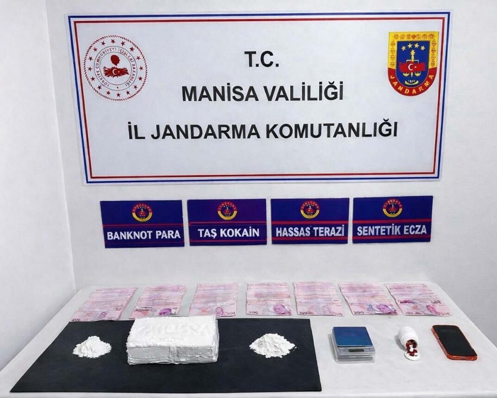 Doğan ÇİZMECİ / MANİSA, (DHA)-MANİSA’da jandarma ekiplerince düzenlenen uyuşturucu operasyonunda
