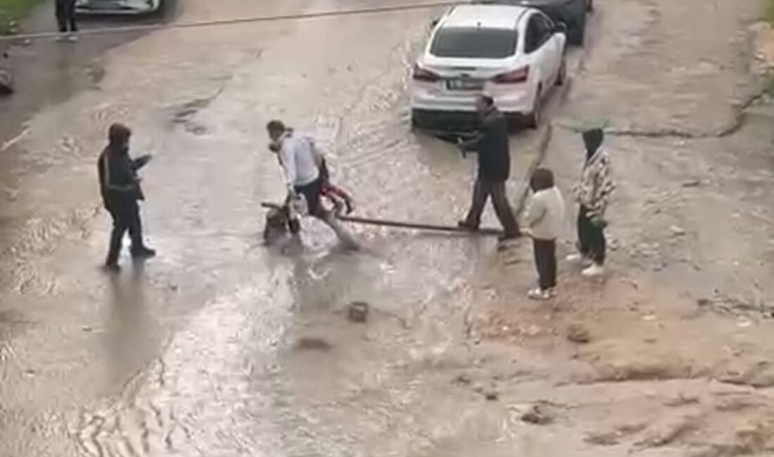 Salih KESKİN/MARDİN(DHA)- MARDİN'in Artuklu ilçesinde sağanak nedeniyle cadde ve sokaklar