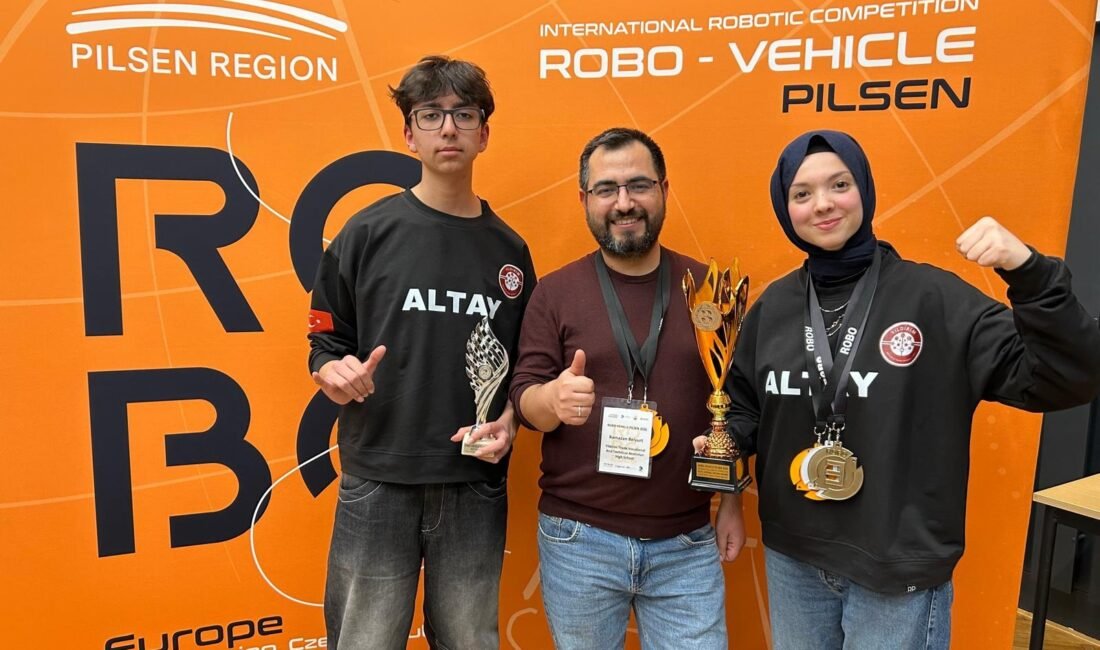 Meslek Lisesi’nde üretip, ‘Altay’ adını verdikleri otonom robotla dünya 2’ncisi oldular Yiğithan HÜYÜK/BURSA, (DHA)- BURSA Yıldırım Ticaret Mesleki ve Teknik Anadolu