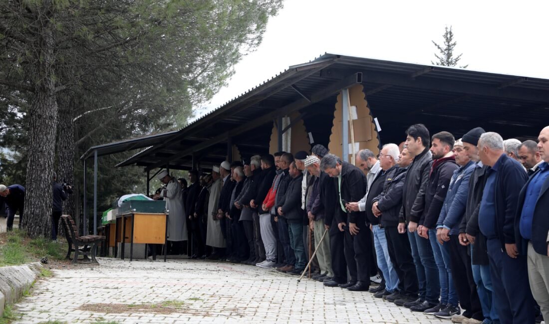 Minibüs ile beton mikserinin çarpıştığı kazada ölen 7 kişi toprağa verildi (2) CENAZELER TOPRAĞA VERİLDİ Burdur'un Bucak ilçesinde tarım işçilerini taşıyan minibüs