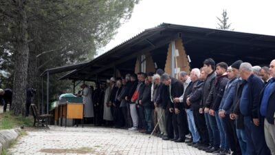 CENAZELER TOPRAĞA VERİLDİ Burdur'un Bucak ilçesinde tarım işçilerini taşıyan minibüs