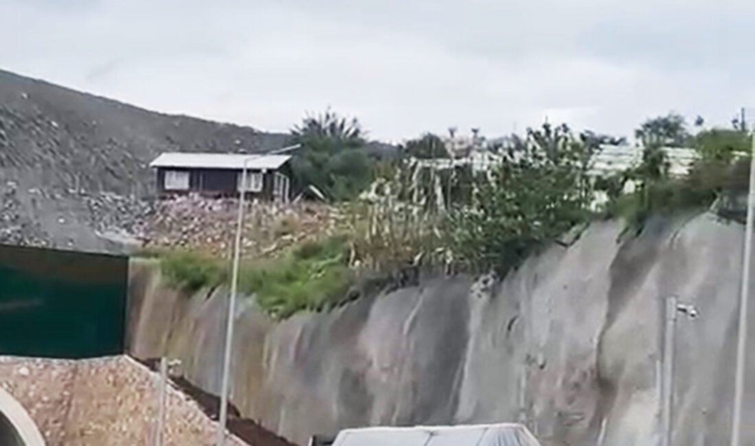 Erkan UYSAL/ALANYA (Antalya), (DHA)- ANTALYA'nın Alanya ilçesinde çevre yolunda minibüsüyle