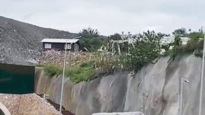 Erkan UYSAL/ALANYA (Antalya), (DHA)- ANTALYA'nın Alanya ilçesinde çevre yolunda minibüsüyle