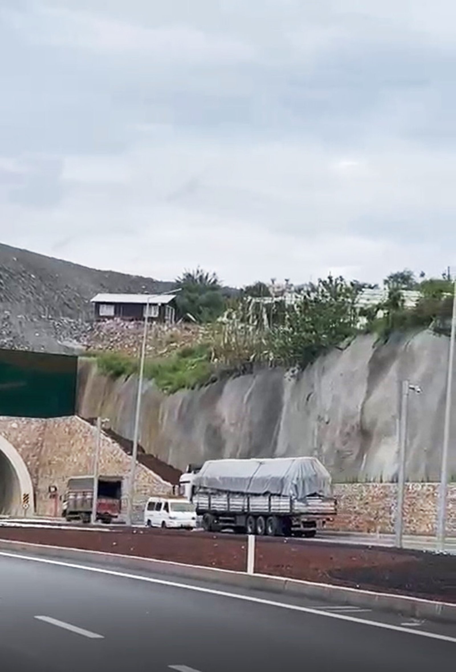 Erkan UYSAL/ALANYA (Antalya), (DHA)- ANTALYA'nın Alanya ilçesinde çevre yolunda minibüsüyle