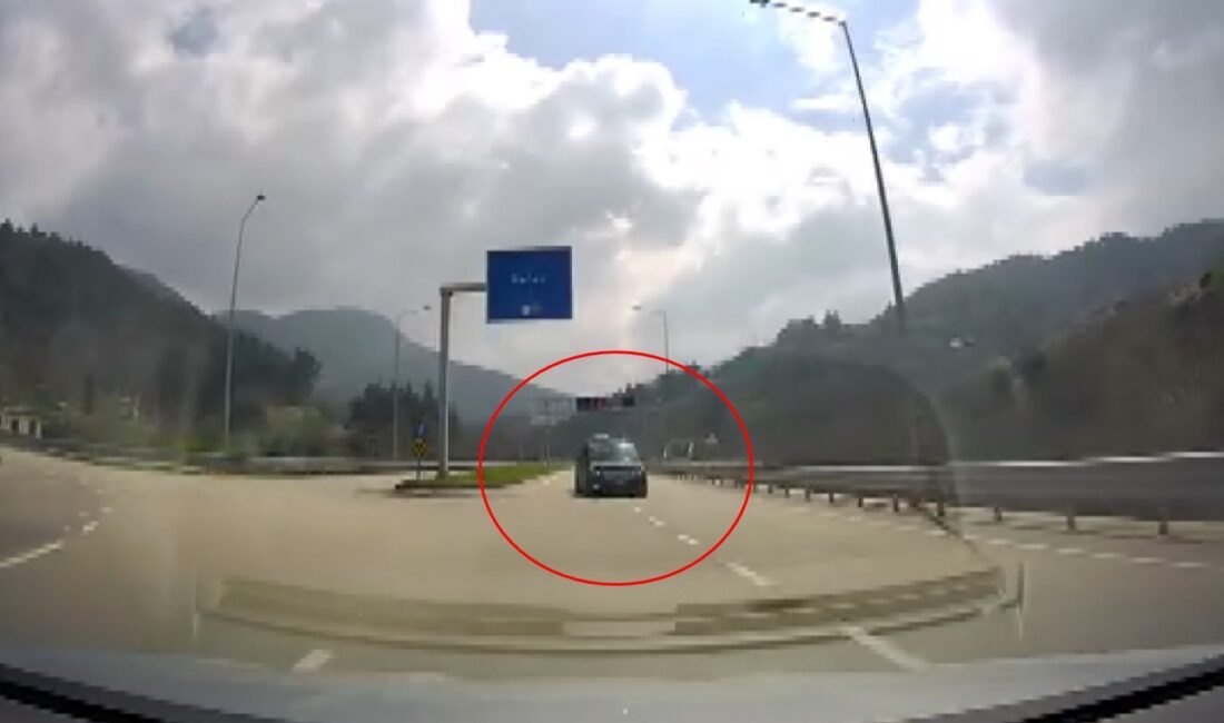 Yiğithan HÜYÜK/BURSA, (DHA)- BURSA’da bir sürücüsünün minibüsüyle ters yönde ilerleyip