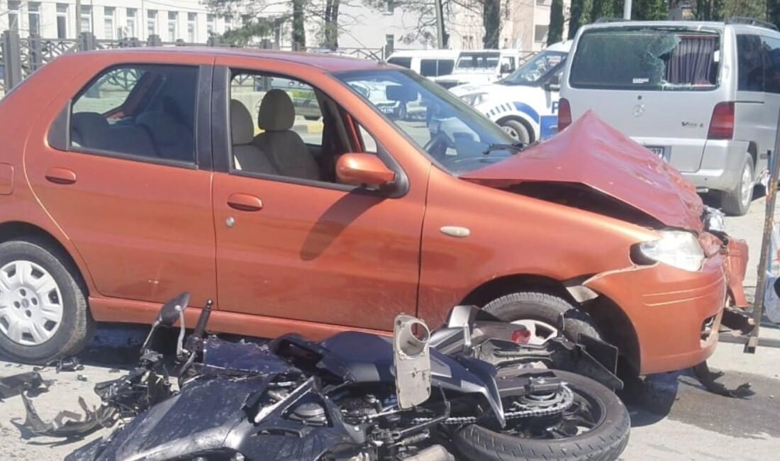 Motosiklet sürücüsünün öldüğü kaza kamerada Erhan SARI/ARHAVİ (Artvin), (DHA)- ARTVİN’in Arhavi ilçesinde otomobille çarpışan motosikletin