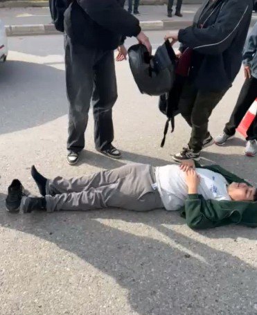 Motosiklet yolun karşısına geçen bisikletliye çarptı; 1’i çocuk, 3 yaralı Yavuz YILMAZ/İNEGÖL (Bursa), (DHA)- BURSA'nın İnegöl ilçesinde motosiklet, yolun karşısına