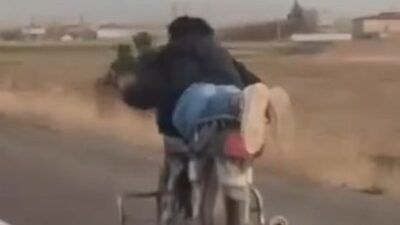 Ahmet KORKMAZER/NEVŞEHİR, (DHA)- NEVŞEHİR’in Derinkuyu ilçesinde motosikletini yüzüstü yatarak kullanan