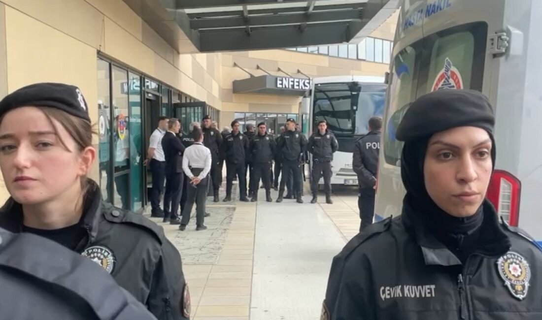 Mustafa Bozbey’in de aralarında bulunduğu 57 şüpheli adliyeye sevk edildi (2) SAĞLIK KONTROLÜNDEN GEÇİRİLDİLER Bursa Büyükşehir Belediye Başkanı Mustafa Bozbey ile