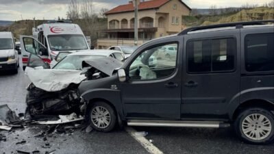 Ahmet KORKMAZER/NEVŞEHİR, (DHA)- NEVŞEHİR’de hafif ticari araç ile otomobilin çarpıştığı