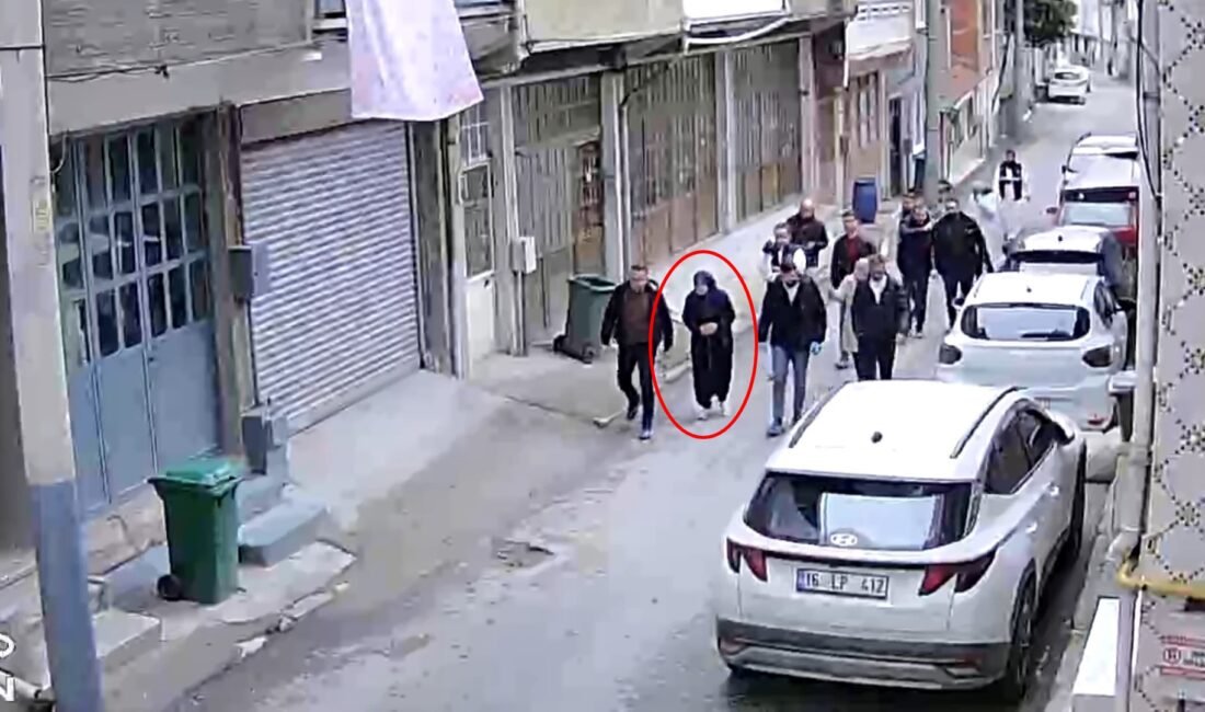 Öldürdüğü eşinin ceset parçalarını attığı çöp kutularını gösterdi; keşif görüntüleri kamerada Yiğithan HÜYÜK/BURSA, (DHA)- BURSA'da emekli polis memuru eşi Ali Fuat