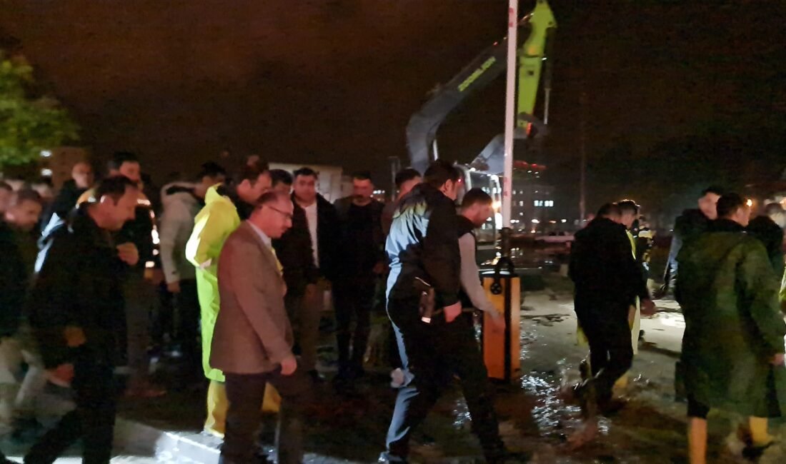 SUYA GÖMÜLEN ARAÇTA 2 KİŞİ MAHSUR KALDI Osmaniye'nin Kadirli ilçesinin