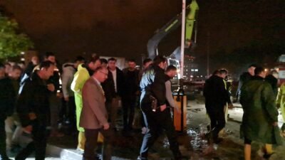 SUYA GÖMÜLEN ARAÇTA 2 KİŞİ MAHSUR KALDI Osmaniye'nin Kadirli ilçesinin