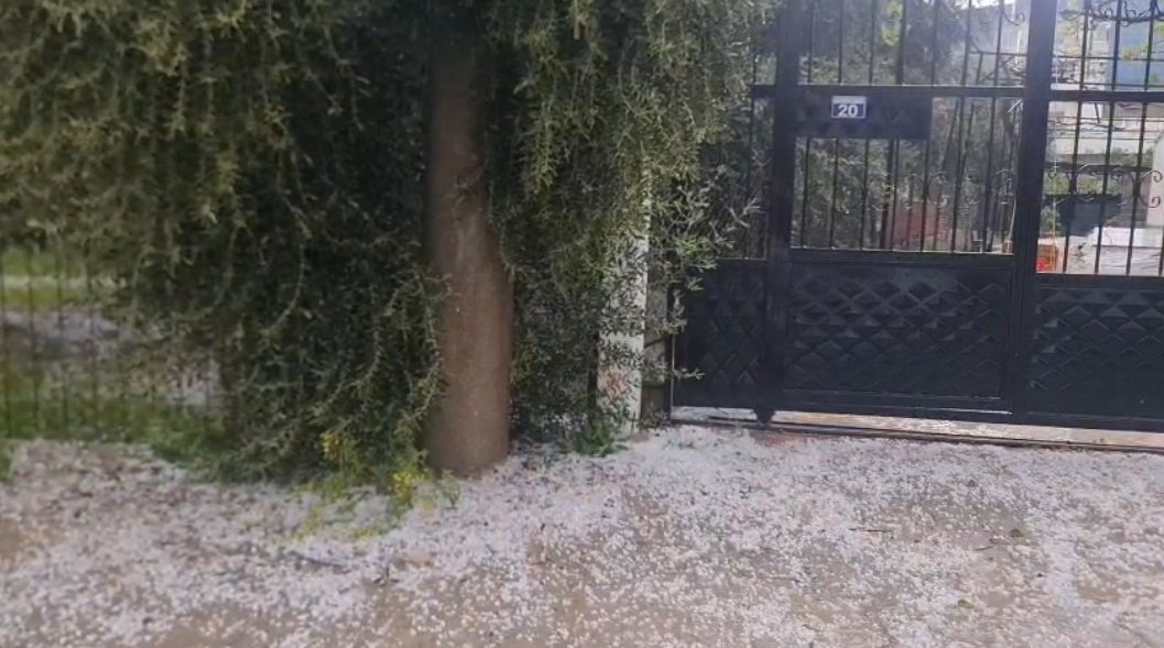 Osmaniye’de sağanak ve dolu yağışı; cadde ve sokaklar beyaza büründü Efendi ERKAYIRAN/KADİRLİ (Osmaniye), (DHA)- OSMANİYE'de aniden başlayan sağanağın ardından etkili