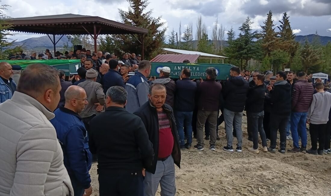 Otomobil ağaca çarptı: 2 ölü, 2 yaralı (3) ÇOCUKLARIN CENAZESİ TOPRAĞA VERİLDİ Antalya'nın Korkuteli ilçesinde meydana gelen trafik