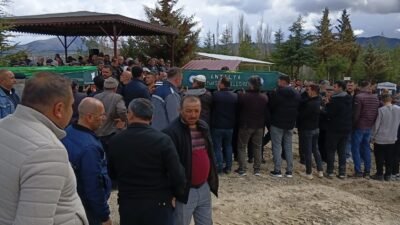 ÇOCUKLARIN CENAZESİ TOPRAĞA VERİLDİ Antalya'nın Korkuteli ilçesinde meydana gelen trafik