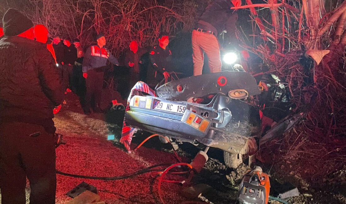 Adem DURMAZ/ANTALYA, (DHA)- ANTALYA’nın Korkuteli ilçesinde ağaca çarpan otomobildeki 2