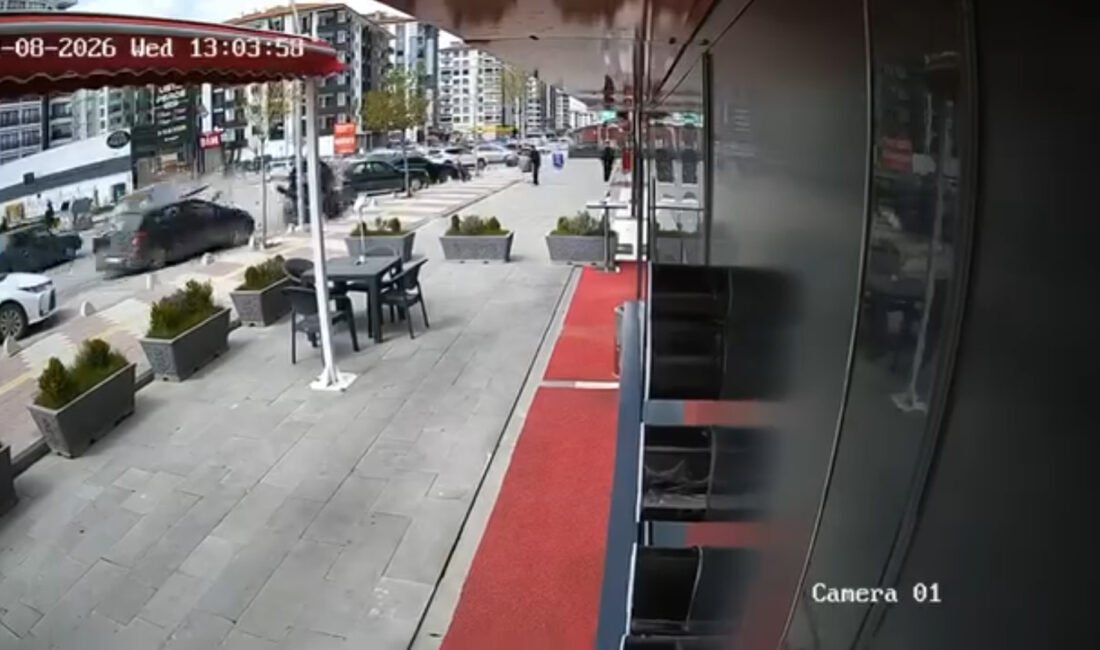 Cahit ÖZÇELİK/ MALATYA, (DHA)- MALATYA'da sürücüsünün direksiyon hakimiyetini kaybettiği otomobil