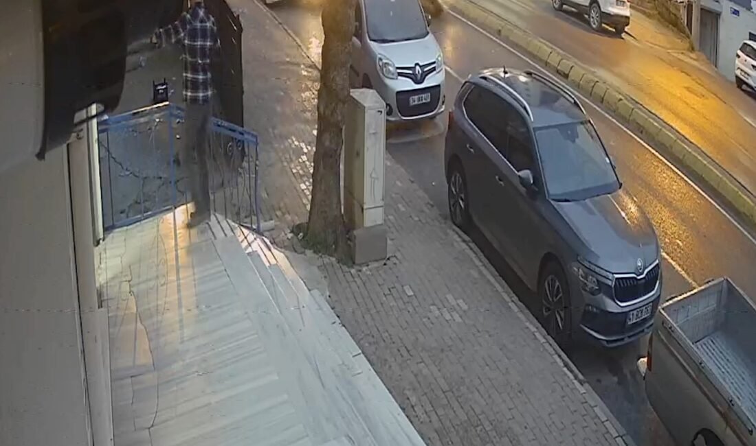 Erol POLAT/GEBZE(Kocaeli),(DHA)-KOCAELİ'nin Gebze ilçesinde 4 araca çarpan ve yol kenarındaki