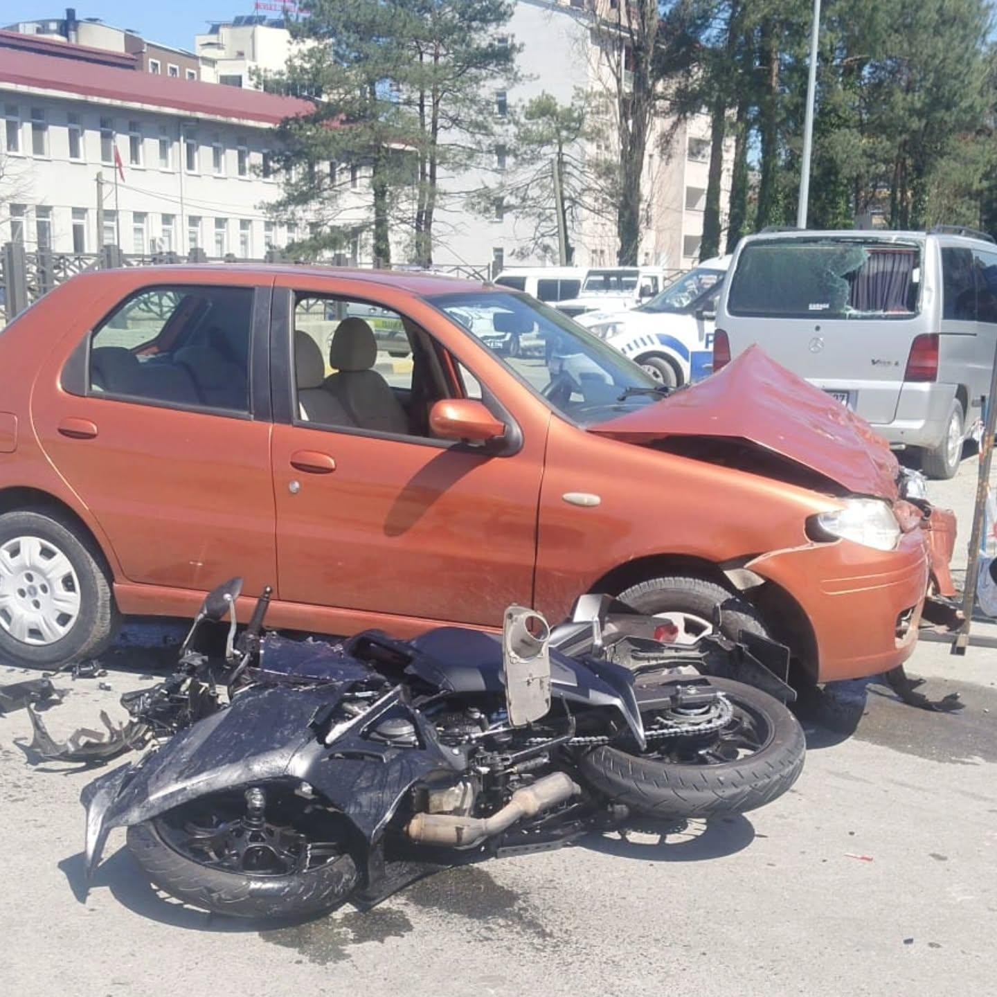 Erhan SARI/ARHAVİ (Artvin), (DHA)- ARTVİN’in Arhavi ilçesinde otomobille çarpışan motosikletin