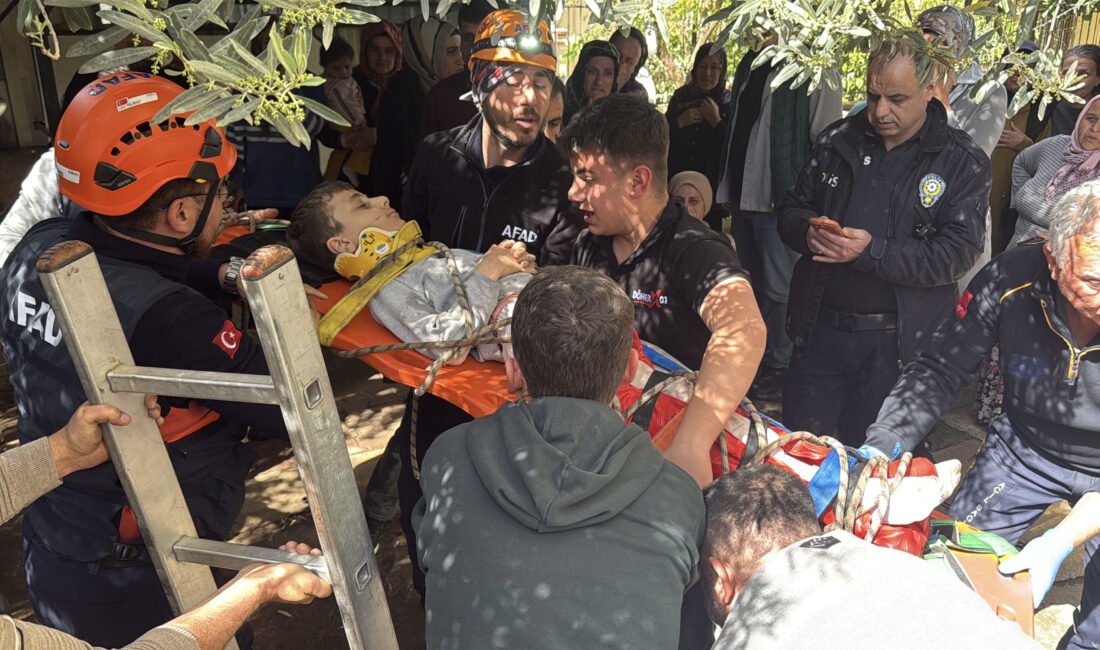 Adem AKALAN/ANTALYA, (DHA)- ANTALYA'da apartmanın bahçesinde oynarken yaklaşık 7 metrelik