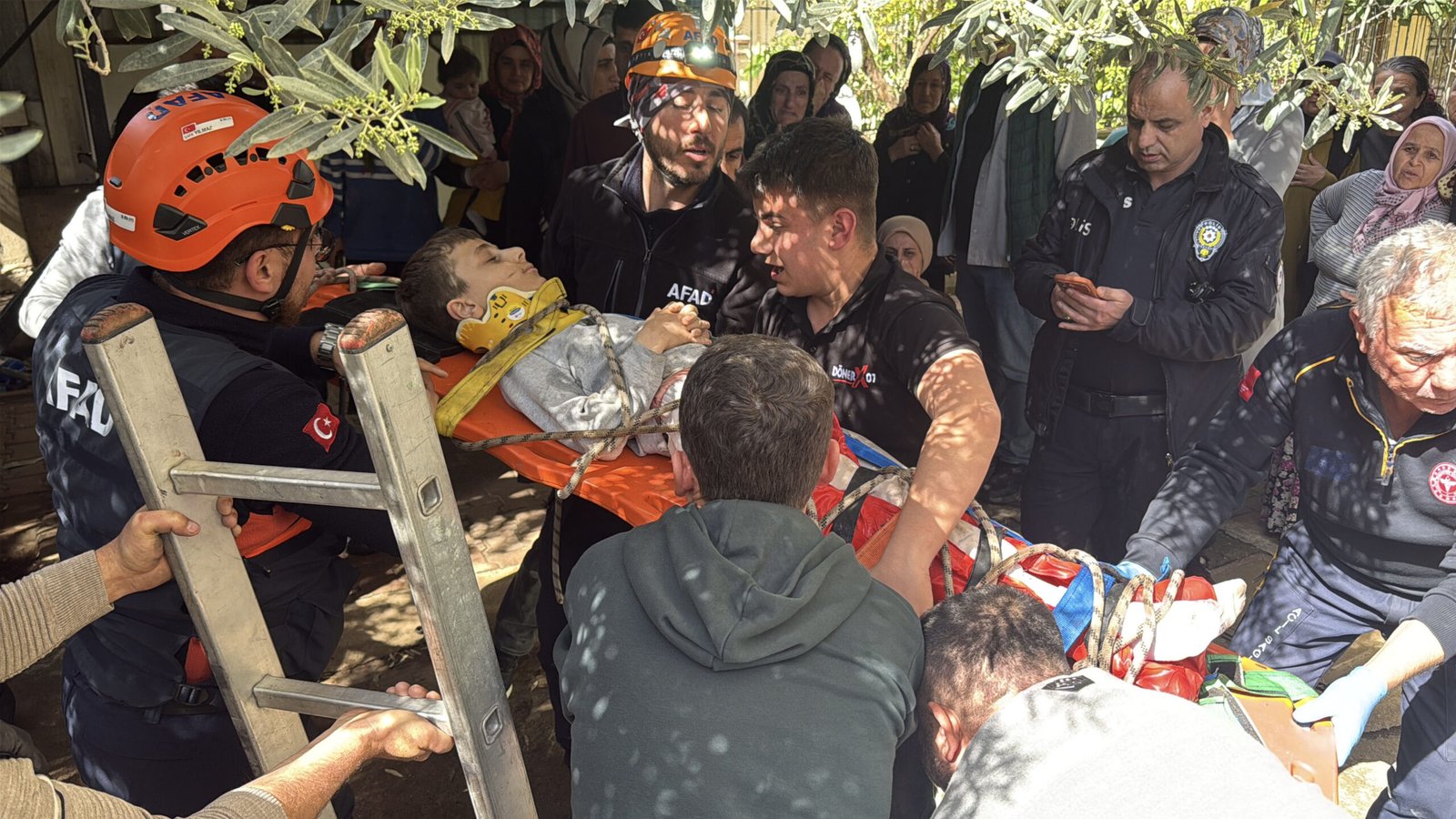 Adem AKALAN/ANTALYA, (DHA)- ANTALYA'da apartmanın bahçesinde oynarken yaklaşık 7 metrelik