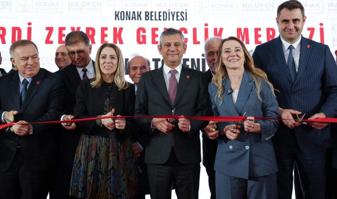 ÖZEL, FERDİ ZEYREK KÜLTÜR MERKEZİ'NİN AÇILIŞINA KATILDI CHP Genel Başkanı