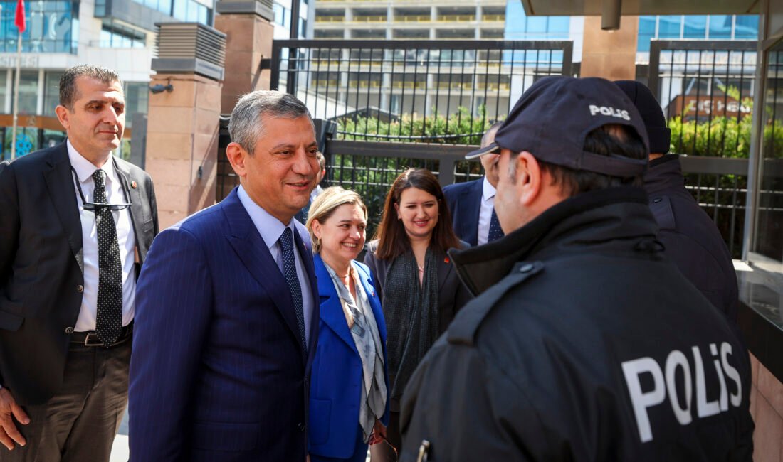 ANKARA, (DHA)- CHP Genel Başkanı Özgür Özel, CHP Genel Merkezi'nde
