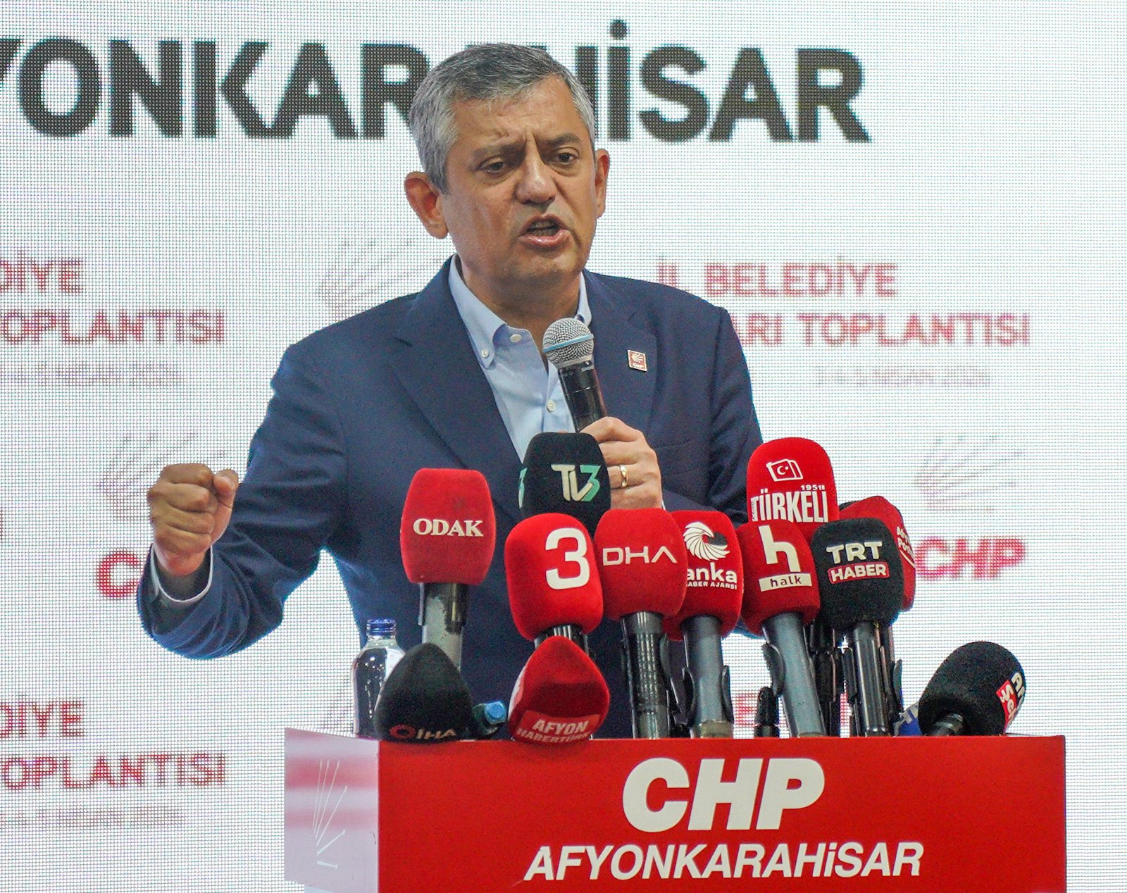 Semih ERSÖZLER/AFYONKARAHİSAR, (DHA)- CHP Genel Başkanı Özgür Özel, "Değil Amerika'da;