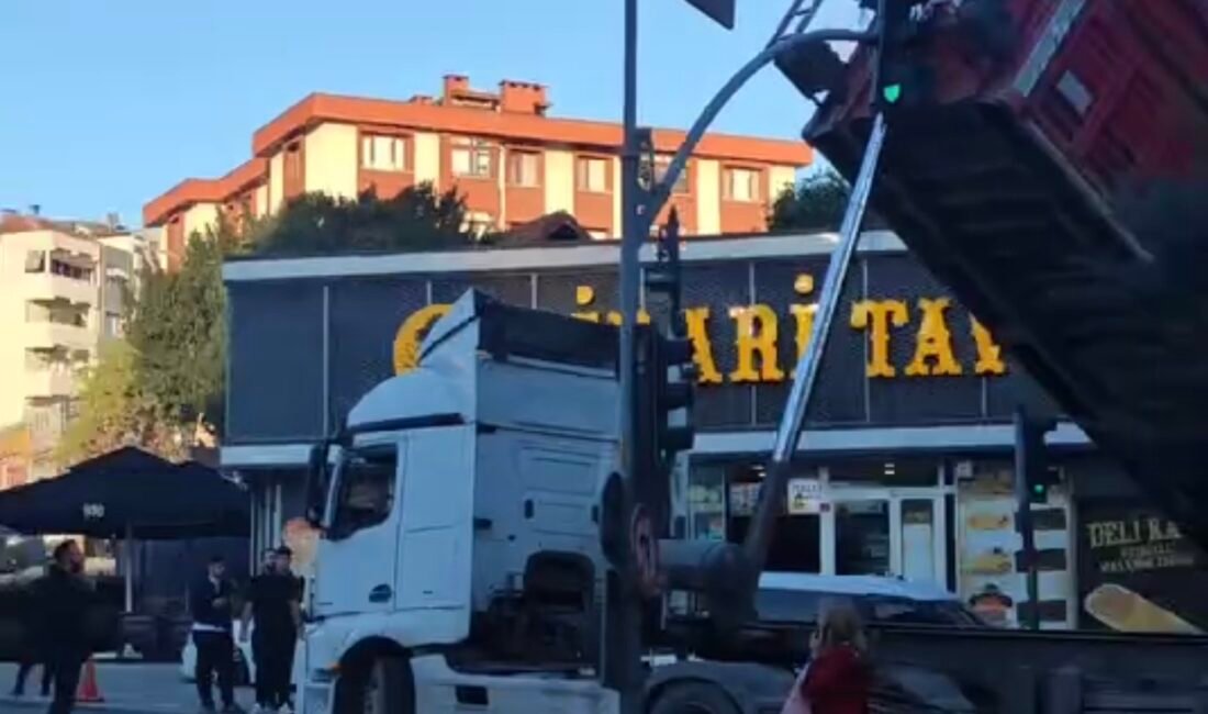 Pendik’te caddede yük boşaltan hafriyat kamyonunun dorsesi trafik ışıklarına çarptı Mert ORDU/İSTANBUL,(DHA)- PENDİK'te caddede yük boşaltan hafriyat kamyonunun dorsesi trafik