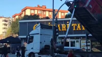 Mert ORDU/İSTANBUL,(DHA)- PENDİK'te caddede yük boşaltan hafriyat kamyonunun dorsesi trafik