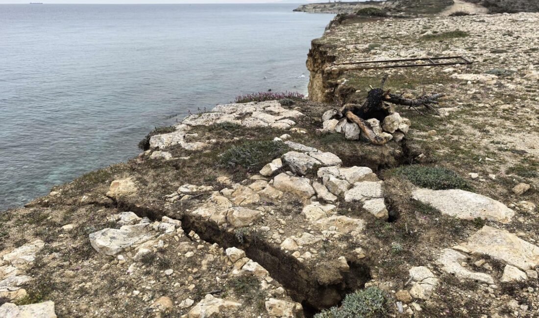 Polente Burnu’nda çökmeler meydana geldi Serkan İLİK/BOZCAADA (Çanakkale), (DHA)- ÇANAKKALE'nin Bozcaada ilçesinde bulunan Polente Burnu'ndaki