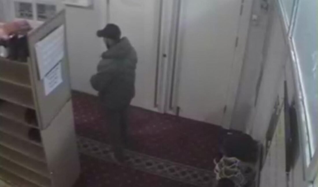 Polis, gasp şüphelisini sanal medyadaki ‘yer bildirimi’ paylaşımından yakaladı ESKİŞEHİR, (DHA)- ESKİŞEHİR’de bir kişiye saldırarak çantasını gasbedip kaçan şüpheli,