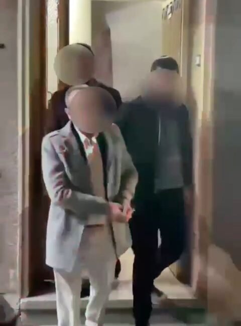 Polis tarafından aranırken sağlıksız ortamda diş polikliniği çalıştırırken yakalandı Hasan BOZBEY/BURSA, (DHA)- BURSA’da sağlıksız koşullarda diş tedavisi yaptığı belirlenen