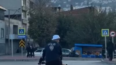 Yiğithan HÜYÜK/BURSA, (DHA)-BURSA'da polis yeleği giyerek plakasız motosikletinin önünü kaldırıp,