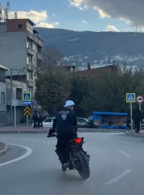 Yiğithan HÜYÜK/BURSA, (DHA)-BURSA'da polis yeleği giyerek plakasız motosikletinin önünü kaldırıp,