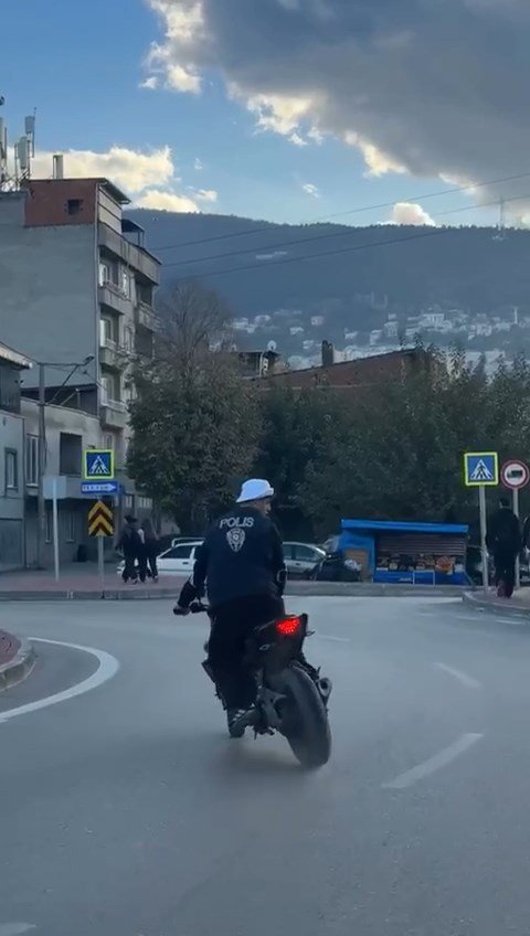 Yiğithan HÜYÜK/BURSA, (DHA)-BURSA'da polis yeleği giyerek plakasız motosikletinin önünü kaldırıp,