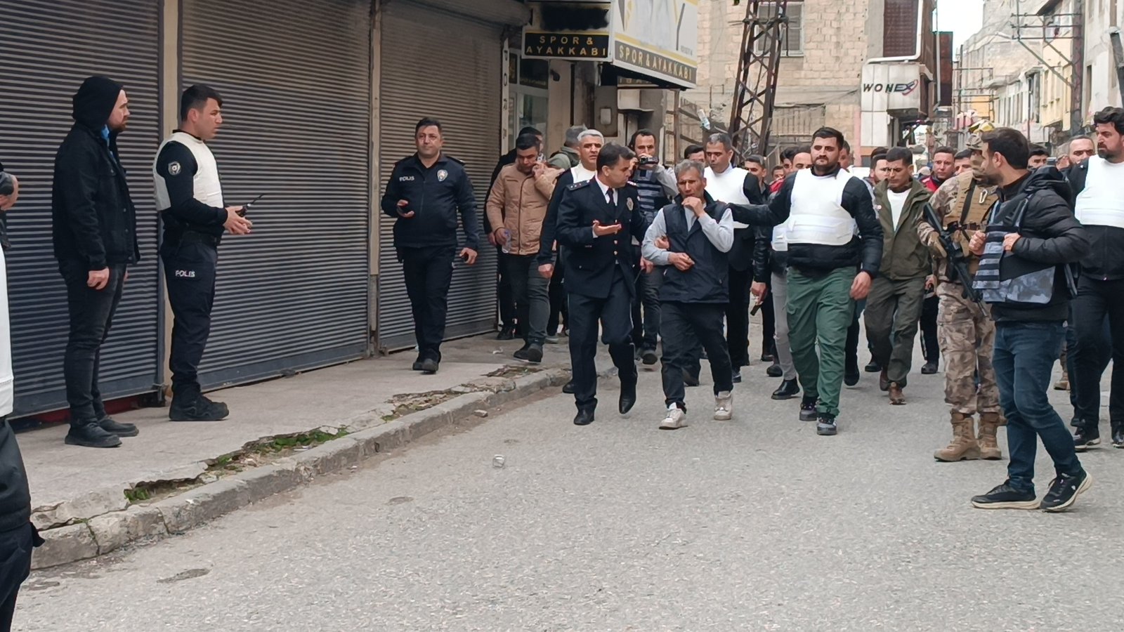 Ahmet ATMACA-Nuray UZATMAZ/GAZİANTEP, (DHA)- GAZİANTEP’te cezaevi firarisi Latif U. (49),
