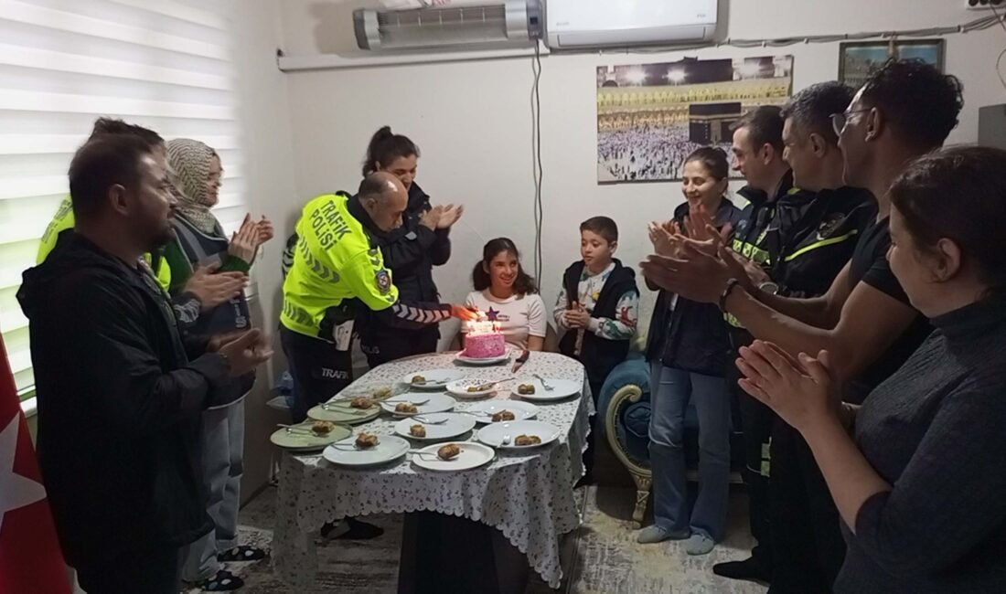 Polisten engelli Atike’ye sürpriz doğum günü Bahattin ALBAYRAK-Burhan CEYHAN/NAZİLLİ (Aydın), (DHA)- AYDIN'ın Nazilli ilçesinde polis ekipleri,