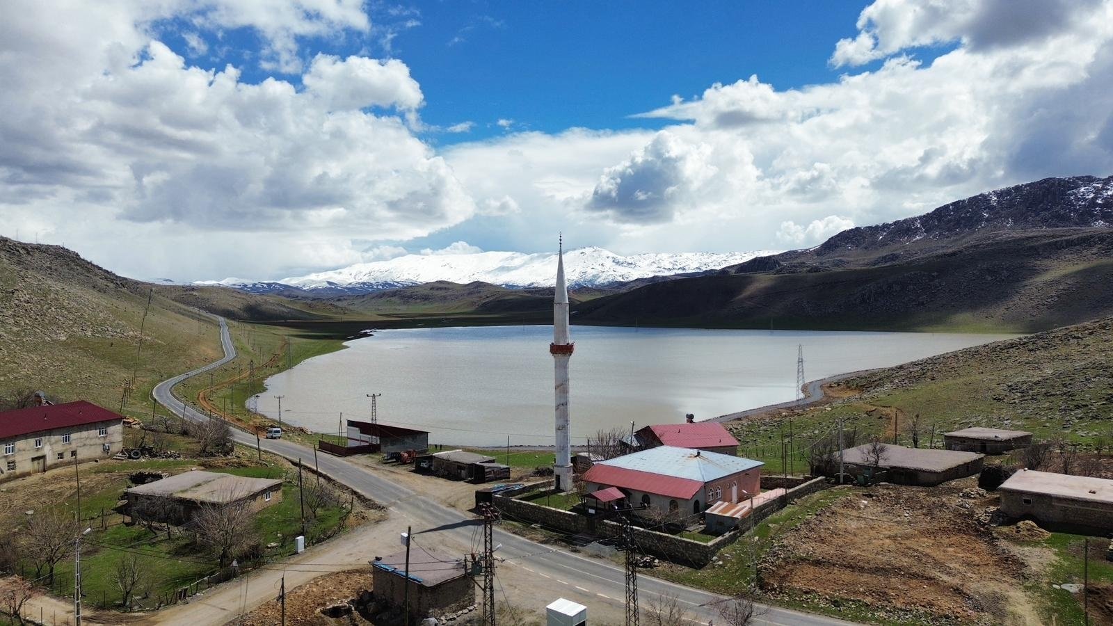 Akif ÖZALP/PERVARİ (Siirt), (DHA)- SİİRT'in Pervari ilçesinde yaz aylarında kuruyan