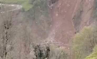 Adem AKATİN/ARDEŞEN (Rize), (DHA)-RİZE'nin Ardeşen ilçesinde heyelan sonucu yamaçtan kopan