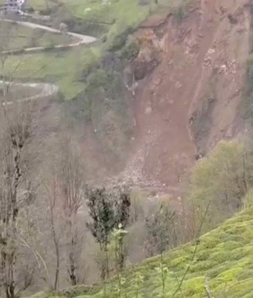 Adem AKATİN/ARDEŞEN (Rize), (DHA)-RİZE'nin Ardeşen ilçesinde heyelan sonucu yamaçtan kopan