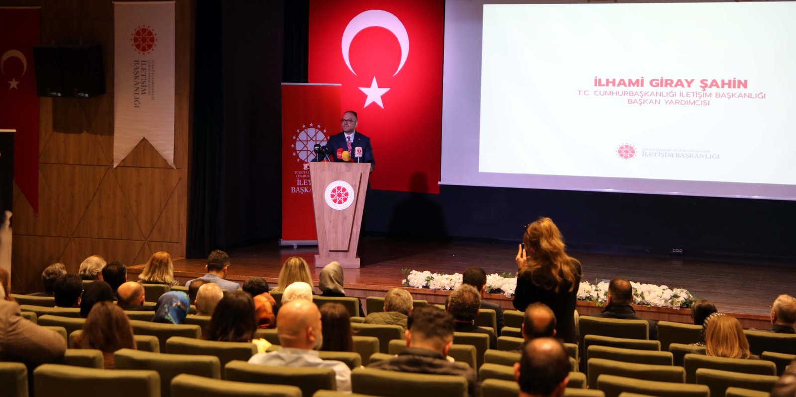 GAZETECİLERE EĞİTİM VERİLDİ Gaziantep'te 'İletişimin Yeni Yüzyılı' programında kamu görevlilerine