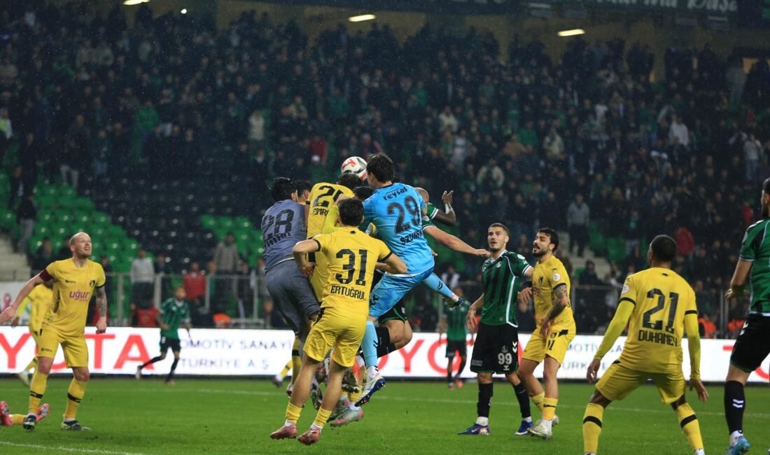 Serhat YILMAZ/ADAPAZARI (Sakarya), (DHA) STAT: Yeni Sakarya Atatürk Stadyumu HAKEMLER: